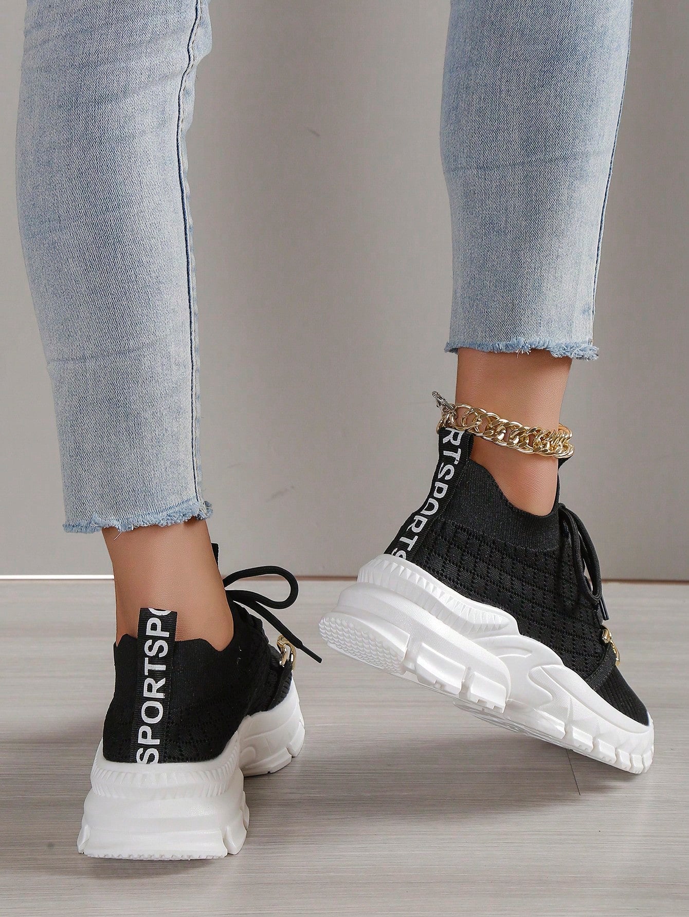 Women Chain Decor Lace-up Front Chunky Sneakers, Sporty Outdoor Sneakers