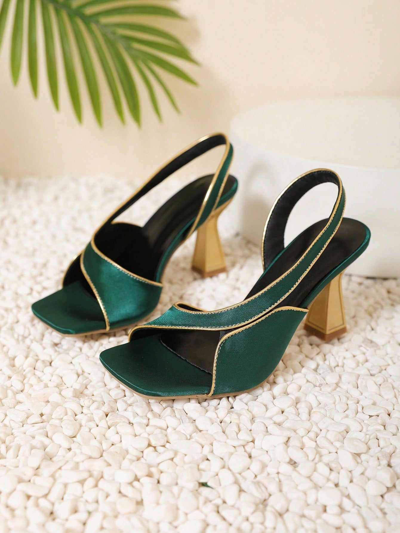 Women Contrast Piping Pyramid Heeled Slingback Sandals, Fashionable Summer Faux Suede Heeled Sandals