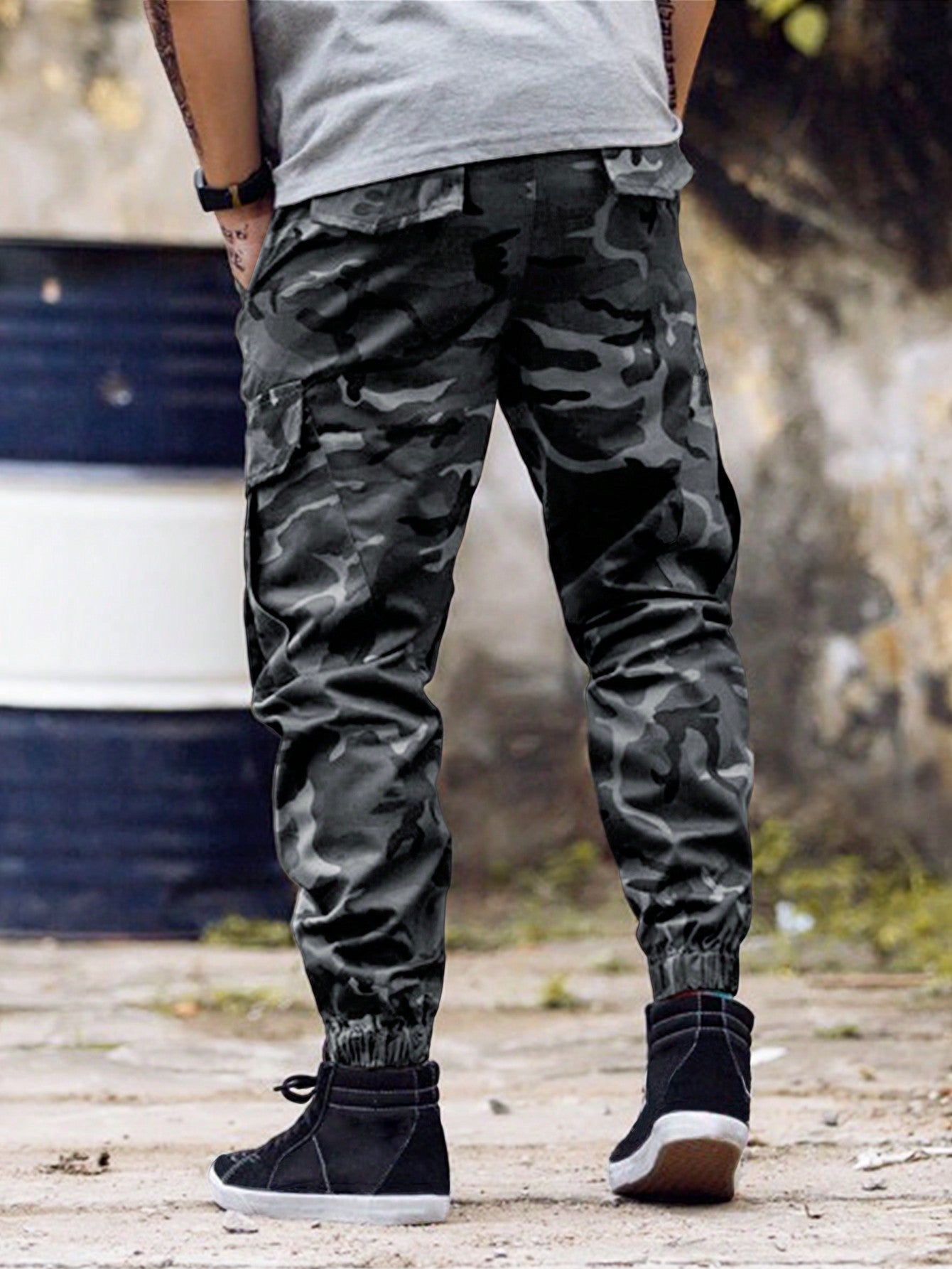 Manfinity EMRG Men Camo Print Flap Pocket Cargo Pants