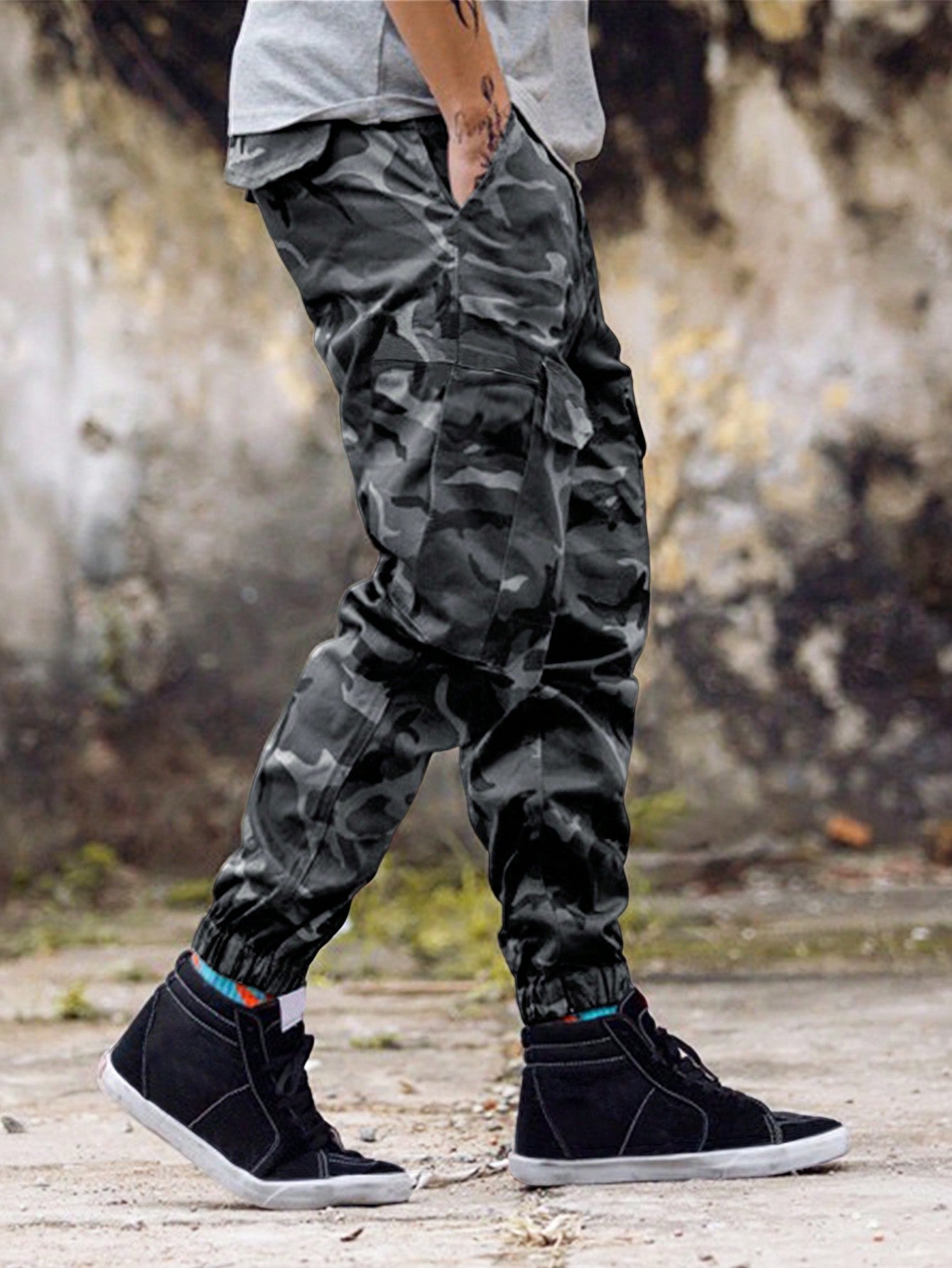 Manfinity EMRG Men Camo Print Flap Pocket Cargo Pants