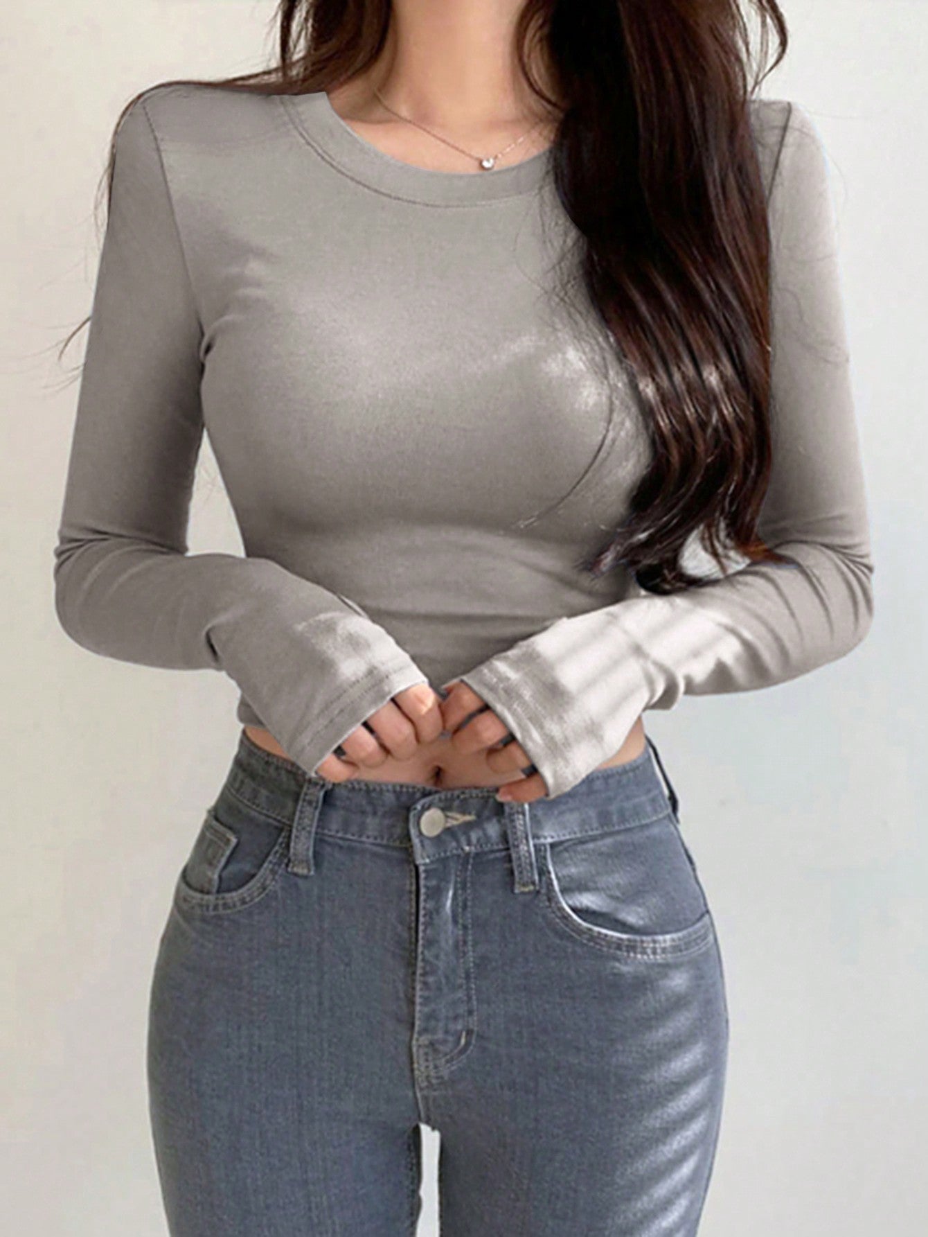 DAZY Solid Crop Tee With Thumb Holes