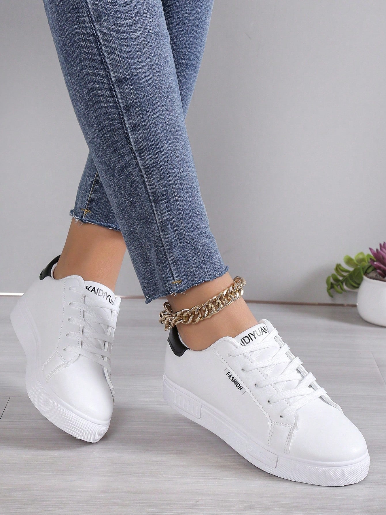 Women's White British Style Lace-up Sport Shoes, Round Toe Low Top Flat Skateboard Sneakers, Fashionable Breathable Slip Resistant Casual Shoes For Students