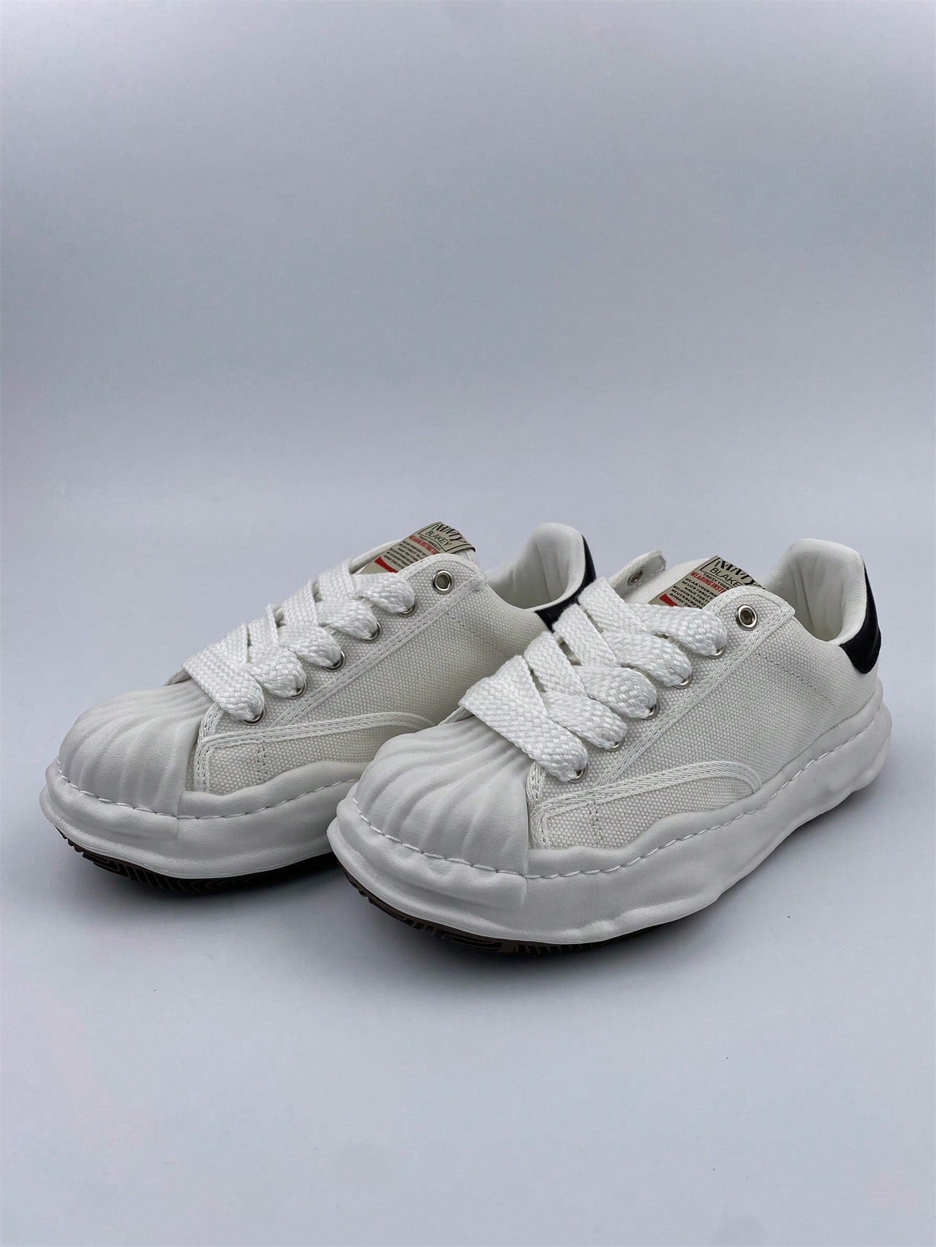 Men's And Women's Waterproof Sneakers And Running Shoes: Look Stylish And Comfortable When Walking And Running!