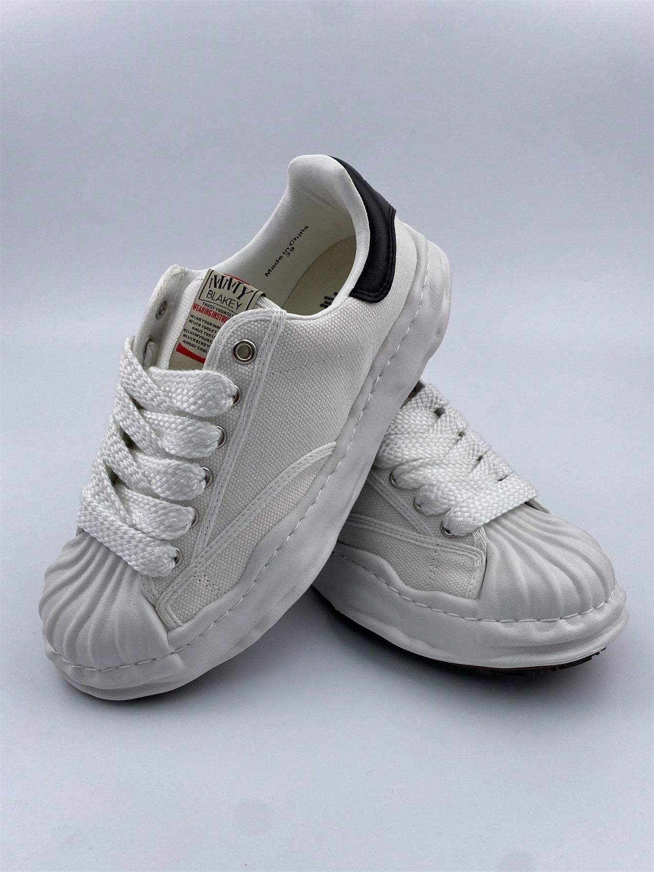 Men's And Women's Waterproof Sneakers And Running Shoes: Look Stylish And Comfortable When Walking And Running!