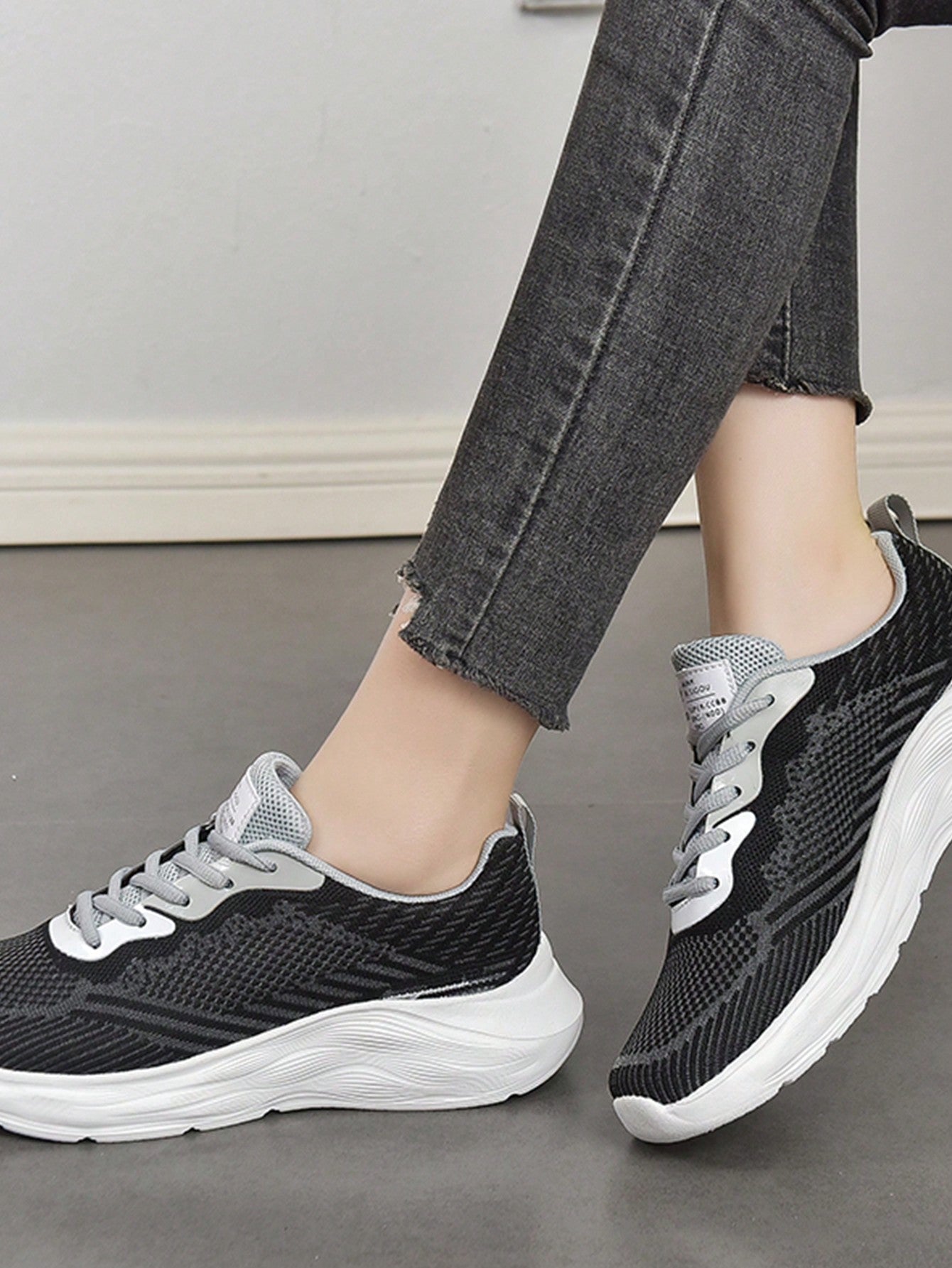 Spring/Autumn Fashionable Lightweight Casual Sneakers For Women With Slip-Resistant Design And Lace-Up Closure, Plus Size