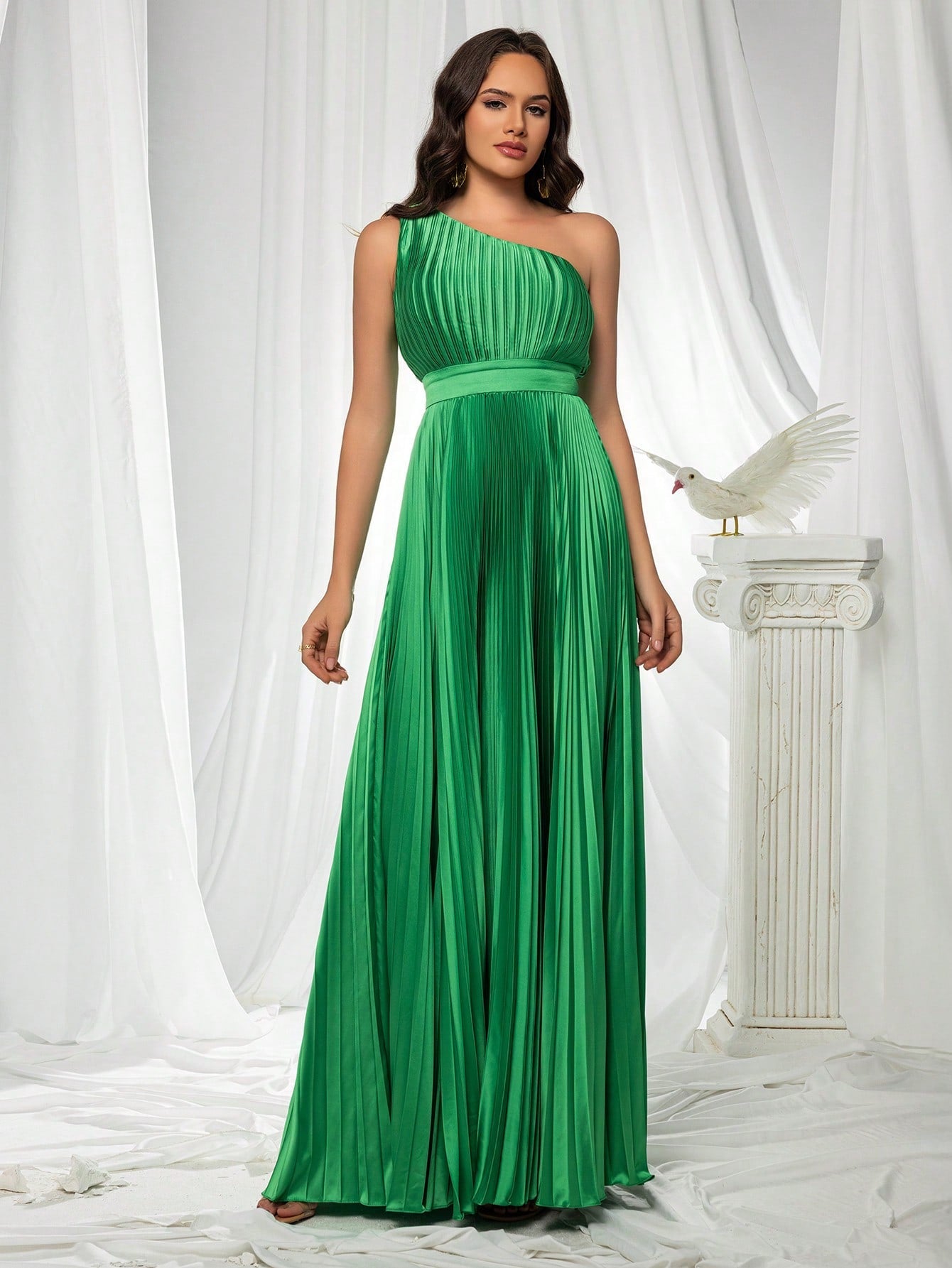 Green Oblique Shoulder Pleated Dress For Women, Perfect For Evening Party