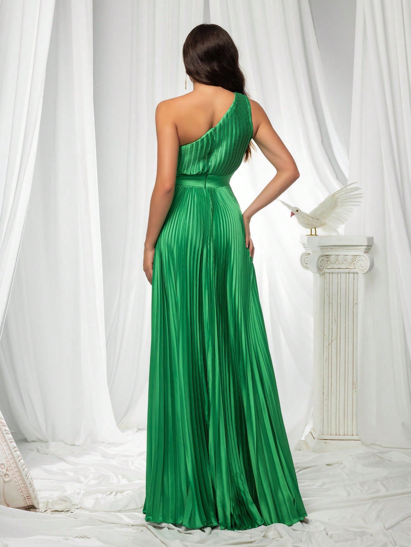 Green Oblique Shoulder Pleated Dress For Women, Perfect For Evening Party