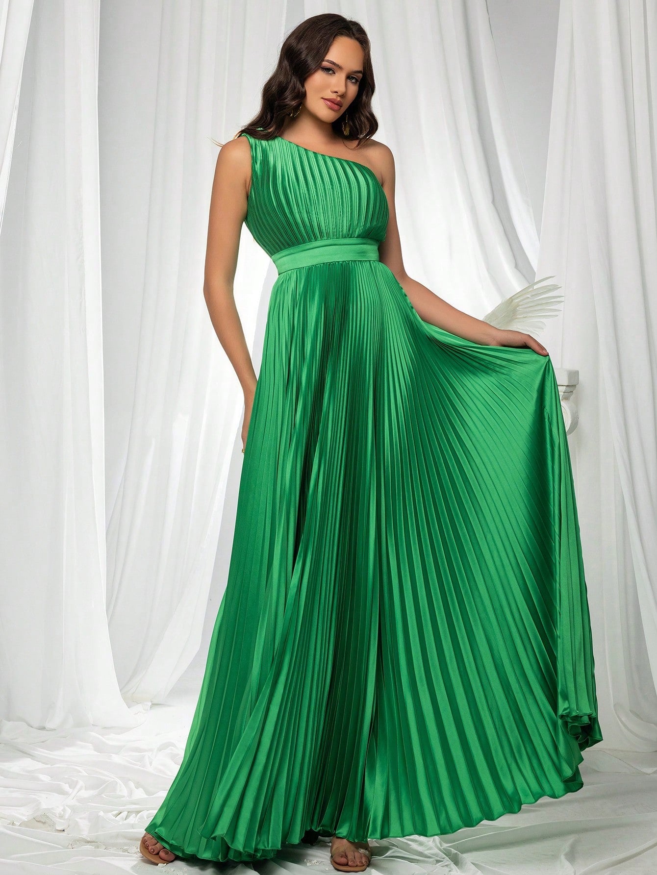 Green Oblique Shoulder Pleated Dress For Women, Perfect For Evening Party