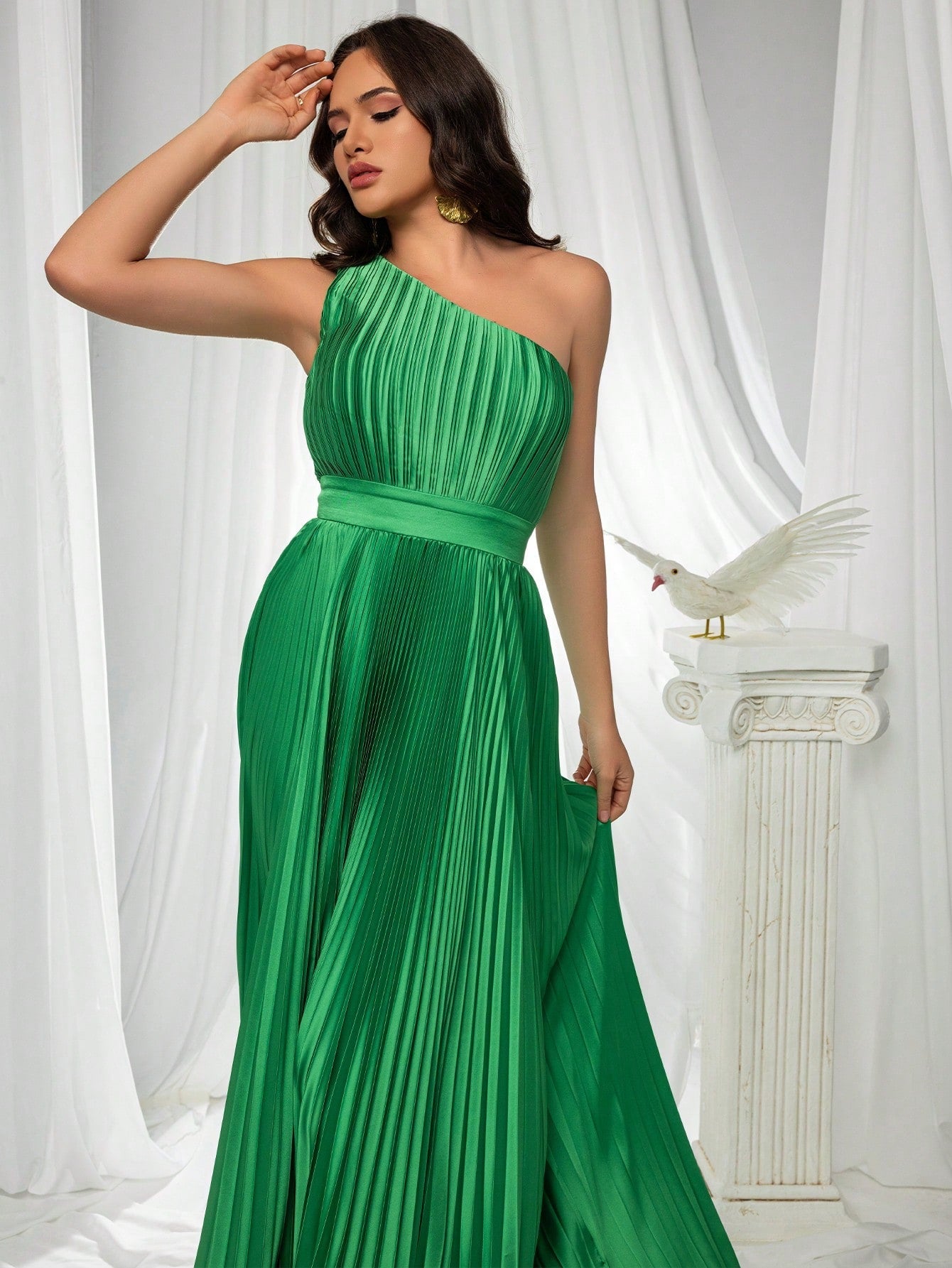 Green Oblique Shoulder Pleated Dress For Women, Perfect For Evening Party